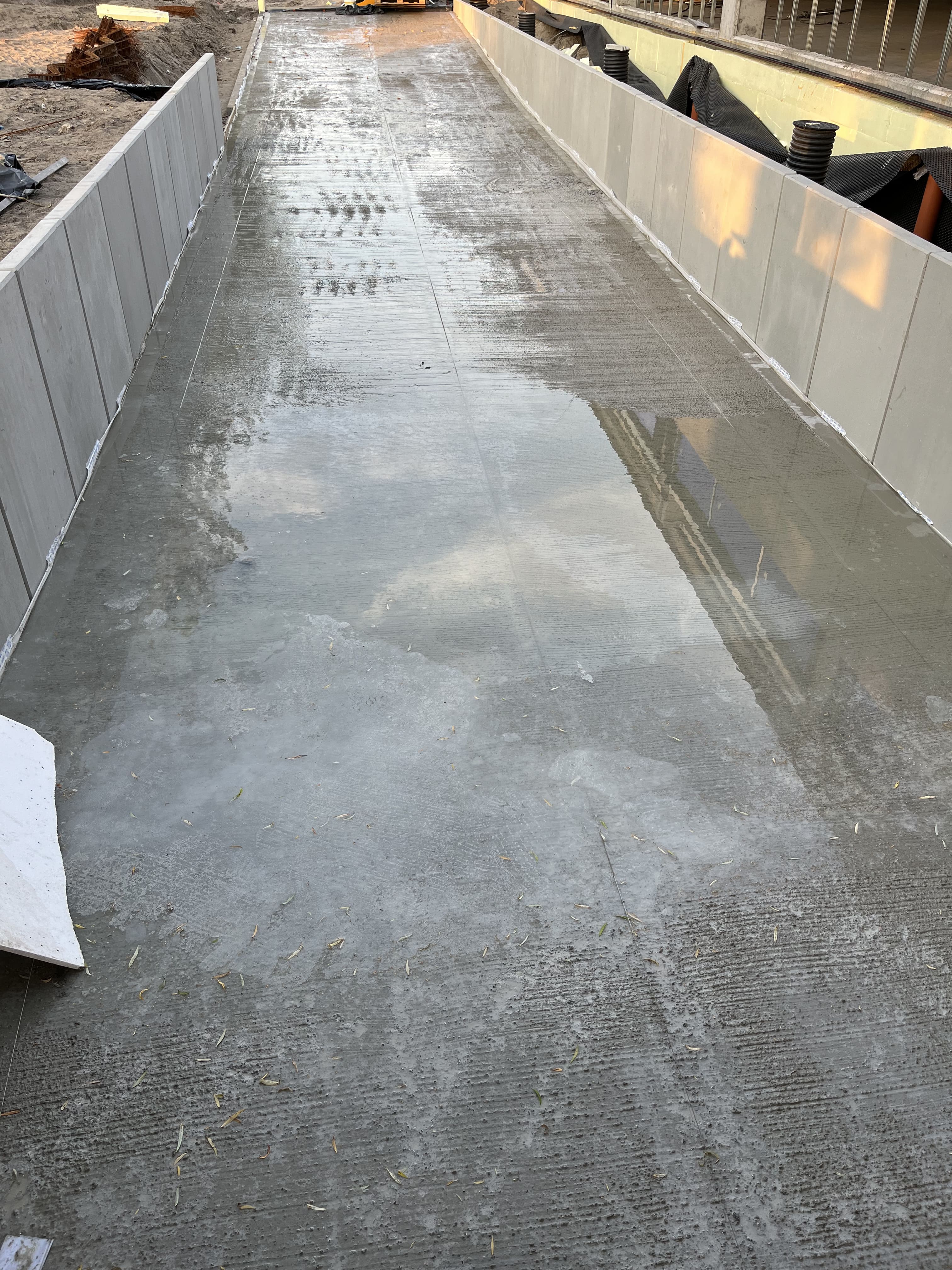 Gniezno: Rampa zajazdu - Beton drapany (Etap 1)